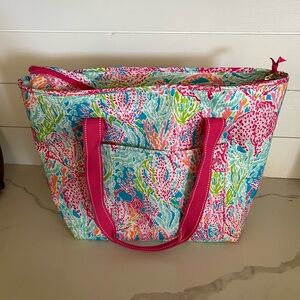 Lilly Pulitzer insulated bag, 14 1/2 (H), 20(W), has small Rip inside
